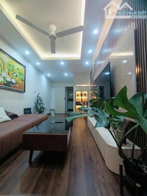 Phố Võ Văn Dũng 35m2, 5 tầng cực đẹp ô tô kinh doanh dân trí cao gần Hồ Hoàng Cầu