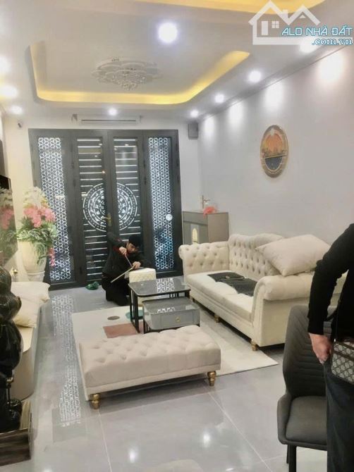 Bán Nhà Vĩnh Hưng Diện Tích 55m2, 5 Tầng, Ngõ Ô tô, Mặt Tiền 15m, Giá 8.4 Tỷ