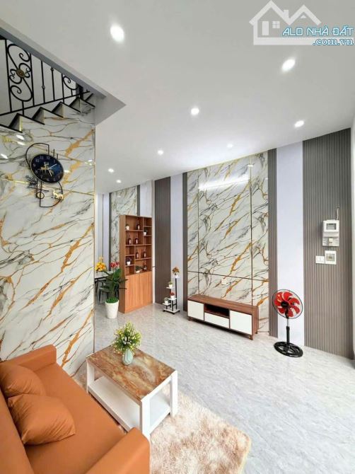 HÀNG HIẾM ! GIÁ SỐC ! NHÀ 3 TẦNG ở MẶT TIỀN gần HUỲNH NGỌC HUỆ: 70m² 4x17,5 - 3 PN 3 WC - 1