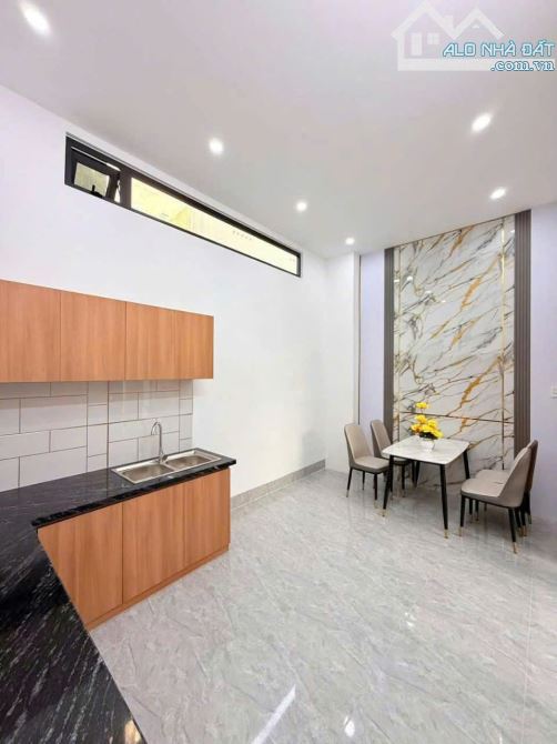HÀNG HIẾM ! GIÁ SỐC ! NHÀ 3 TẦNG ở MẶT TIỀN gần HUỲNH NGỌC HUỆ: 70m² 4x17,5 - 3 PN 3 WC - 2