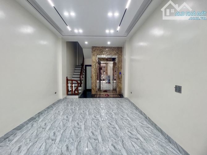 Bán nhà Nguyễn Văn Cừ 6 tầng thang máy, oto đỗ cửa, gần phố giá hơn 11 tỷ