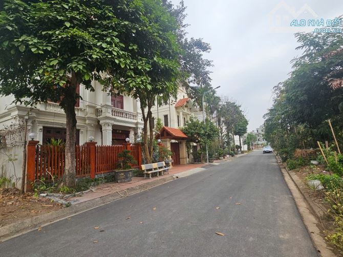 Bán đất biệt thự đại hoàng long cạnh vườn hoa DT,270m, MT15m, Hướng ĐN, Giá 17,55 tỷ