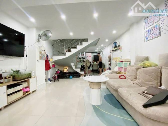 --Bán nhà hẻm 958 đường Lạc Long Quân, P.8 Tân Bình, 4*17, nở hậu
