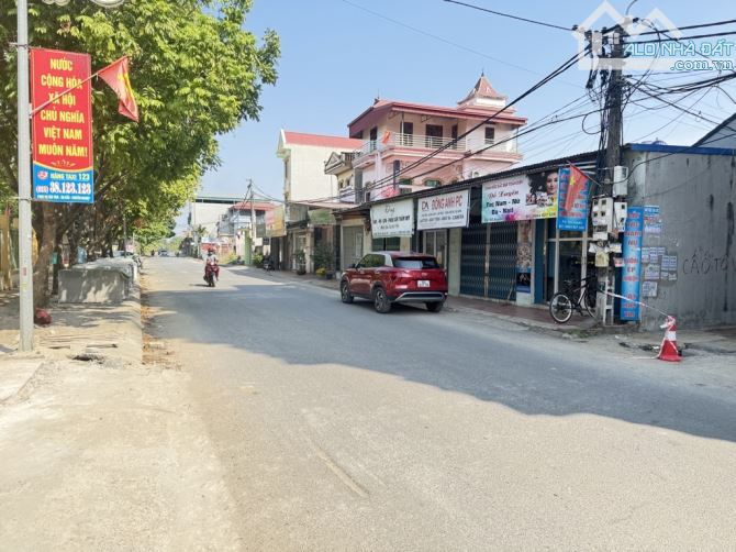 ĐÀI BI UY NỖ ĐÔNG ANH ĐẤT PHÂN LÔ ÔTÔ VÀO THOẢI MÁI.
