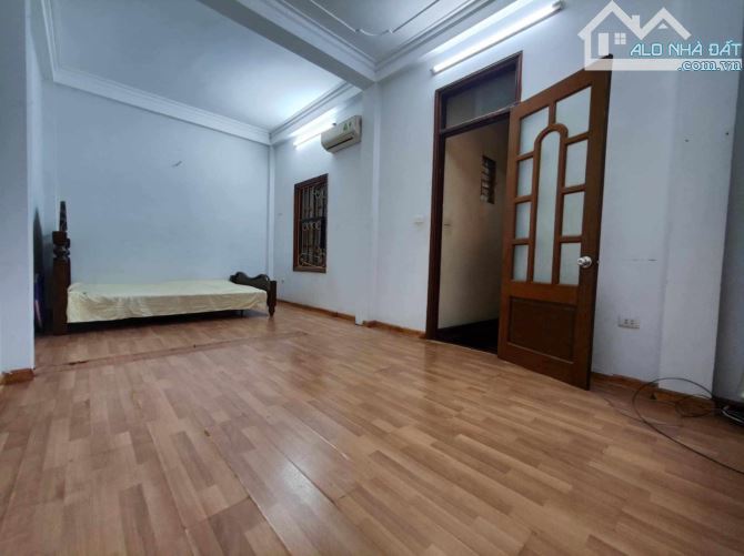 Cho thuê nhà riêng phố Đội Cấn, Ba Đình 35m2, 5 tầng, nhà đẹp ở luôn, ô tô đỗ cửa