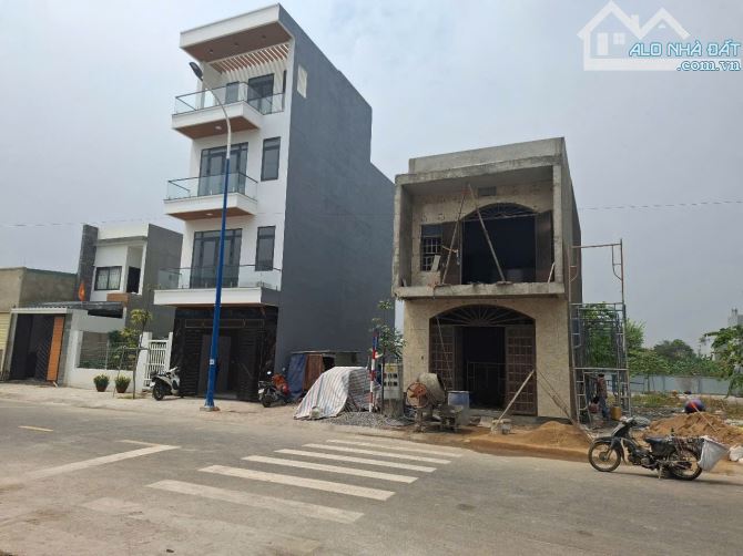 Nhà 1 trệt 2 lầu 4pN tái định cư Đông Hoà C, gần làng ĐHQG, 2006 Dĩ An, Bình Dương