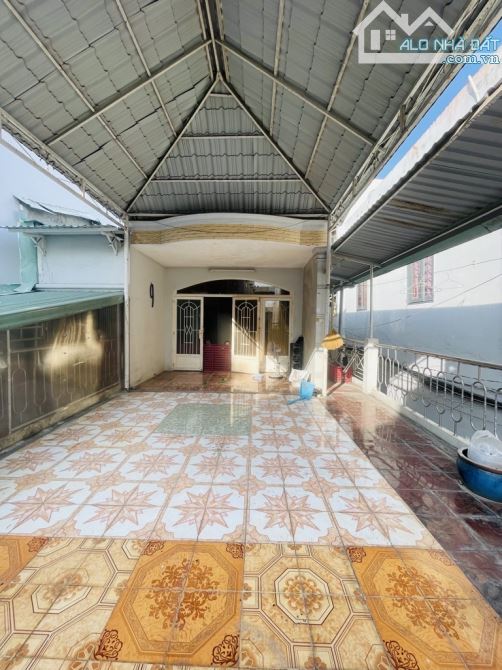 NHÀ GIÁ RẺ QUẬN 7 LÔ GÓC Đ NGUYỄN VĂN QUỲ.KẾ P M H.DT: 109M2 .2 TẦNG.NG 6.4 M .GIÁ 6.5 TỶ.