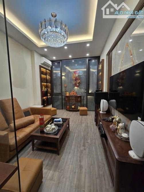 Bán nhà Đường Láng, 53m2, 5 tầng, giá hơn 12 tỷ - Nhà đẹp full nội thất - Ô TÔ QUA NHÀ