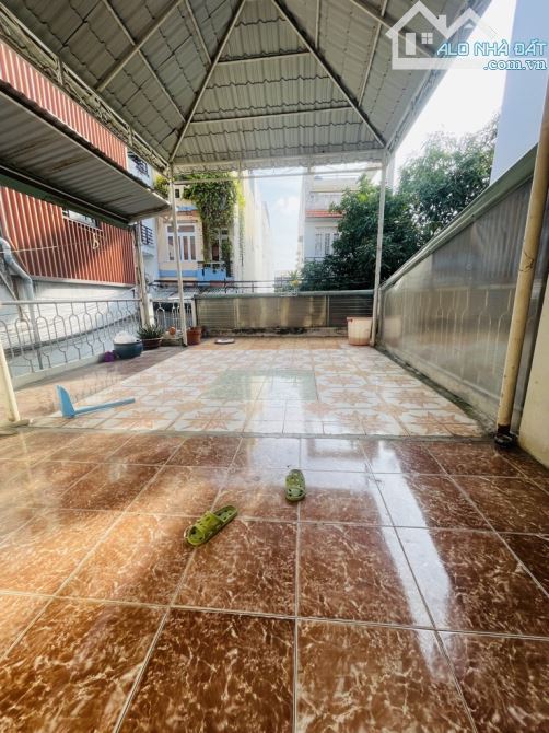 NHÀ GIÁ RẺ QUẬN 7 LÔ GÓC Đ NGUYỄN VĂN QUỲ.KẾ P M H.DT: 109M2 .2 TẦNG.NG 6.4 M .GIÁ 6.5 TỶ. - 1