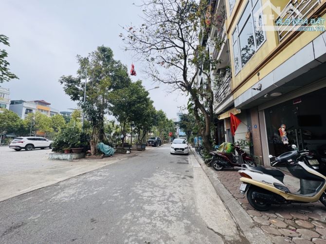 NHÀ 5 TẦNG KHU TÁI ĐỊNH CƯ GIANG BIÊN, LONG BIÊN QUẬN.Vỉa hè ô tô tránh kinh doanh,GIÁ RẺ - 1