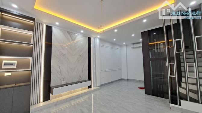 Bán nhà Thạch Bàn,Long Biên 6 tầng,40m,mt4.5m oto đỗ cửa nhỉnh 8 tỷ - 1