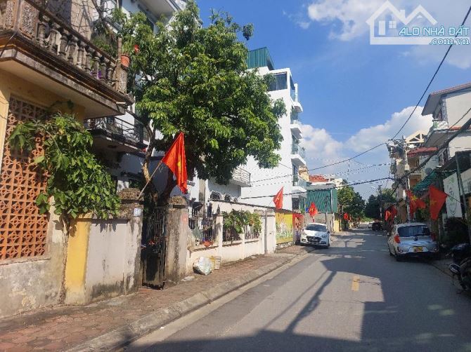 Đất Kẻ Tạnh Giang Biên - 40m2 - ô tô đỗ cổng - 10m ra phố kinh doanh - Chỉ 4.5 tỷ - 2