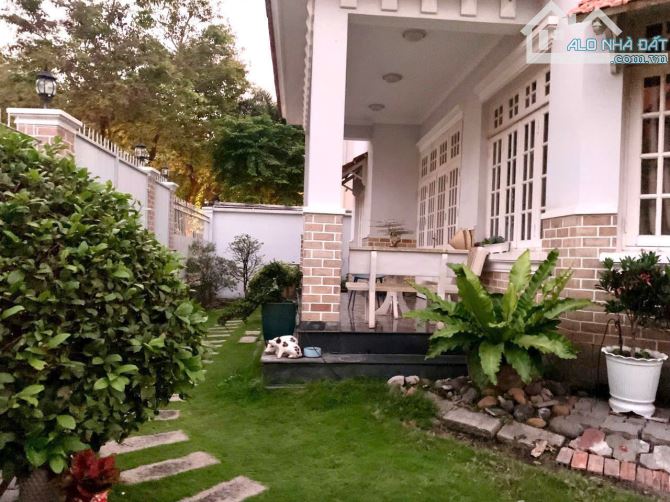 Cần bán gấp căn villa góc 2 mặt tiền trục đường chính khu compound Thảo Điền - 2