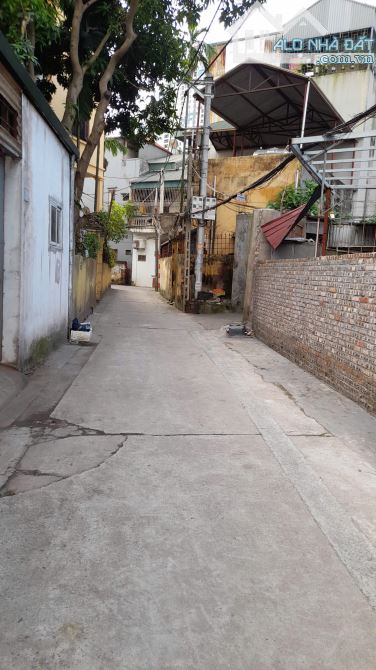Bán gấp mảnh đất có nhà cấp 4 Tại Ngọc Thụy Long Biên, vị trí đẹp, 33m2, 3.4 tỷ - 3