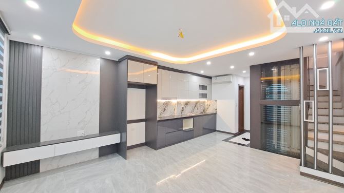 Bán nhà Thạch Bàn,Long Biên 6 tầng,40m,mt4.5m oto đỗ cửa nhỉnh 8 tỷ - 6