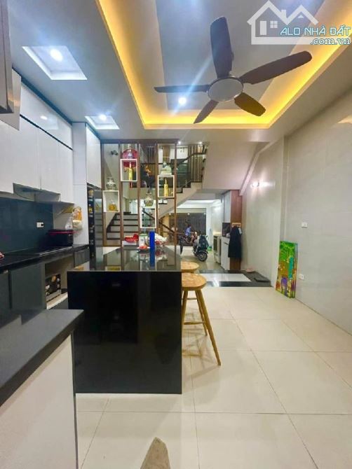 356 Kim Giang, 100m2 đất, tặng kèm nhà 4 tầng kiên cố, phù hợp xây CCMN giá 19 tỷ có bớt