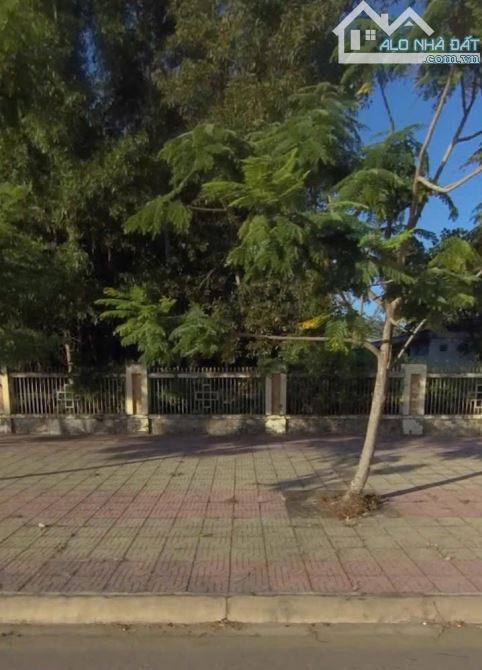 18x30 vuông vức đường nhựa 34m, vỉa hè mỗi bên 8m, nằm khu trung tâm huyện Hàm Tân giá rẻ.