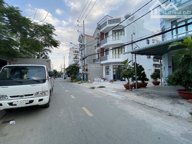 Căn góc 2 MT Dường Quảng Hàm, P.5, GV. DT: 5x15m. Trệt 3 lầu ST, có thang máy, giá 9,5T