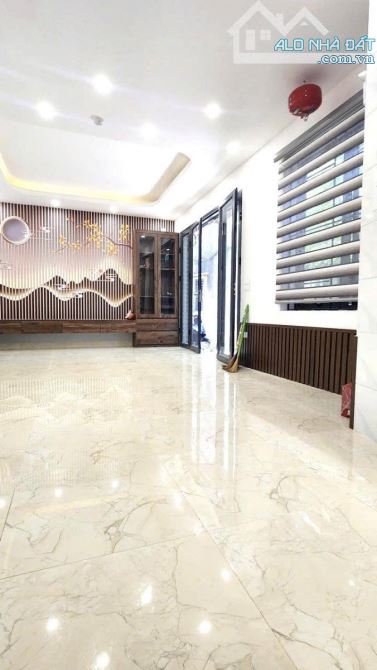 Siêu Vip! Phân Lô mặt tiền khủng Trần Quý Kiên, 84m2x5T, KD đẳng cấp, vỉa hè đá bóng