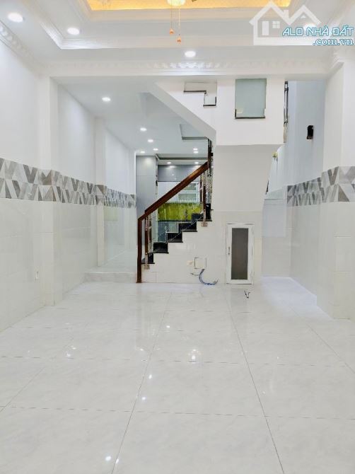 Bán nhà cách 1 căn ra măt tiền - Gần chợ, kế UBND - 4m ❌ 17m - 4 TẦNG - 5PN - CHỈ 6,xtỷ