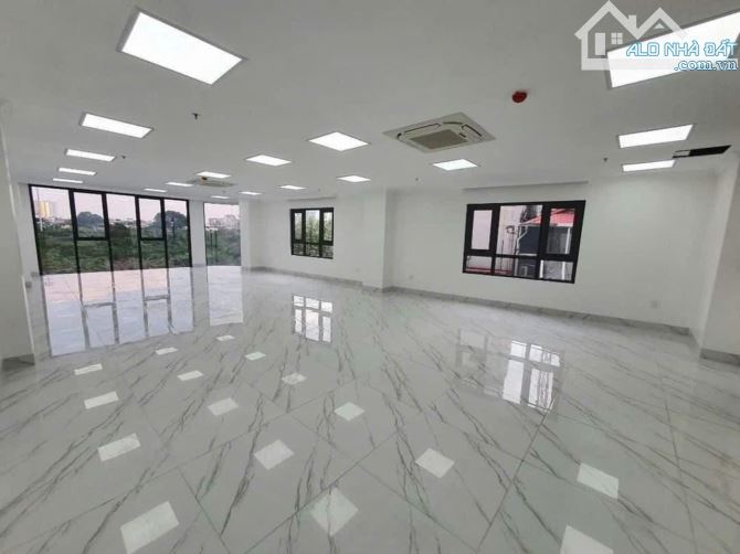 Bán nhà phố Hoàng Quốc Việt 121m 8T vỉa hè ô tô tránh căn góc MT 6.2m
