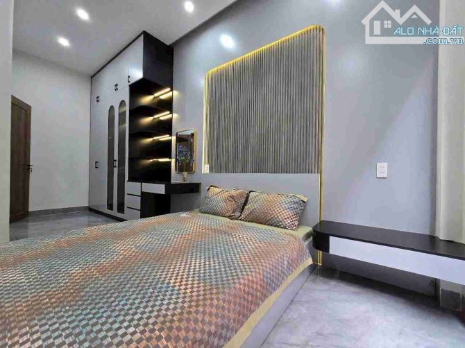 NHÀ 3 TẦNG 3 MÊ KIỆT Ô TÔ FULL NỘI THẤT TÔN ĐẢN DT 90M2 VUÔNG VẮN CHỈ 4.05 TỶ - 10