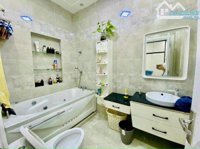 Bán nhà 1 trệt 3 lầu hẻm ô tô Phan Chu Trinh khu phố Tây gần biển Bãi Sau - 10