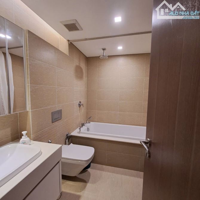 Cho thuê CHCC M2 Vin Metropolis, 3PN 110m2, view VIP, ở ngay, 48tr - 1