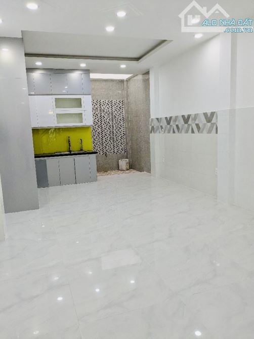 Bán nhà cách 1 căn ra măt tiền - Gần chợ, kế UBND - 4m ❌ 17m - 4 TẦNG - 5PN - CHỈ 6,xtỷ - 1