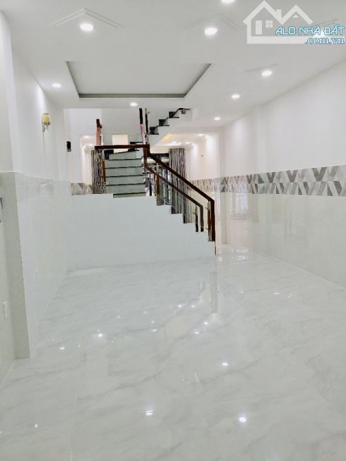 Bán nhà cách 1 căn ra măt tiền - Gần chợ, kế UBND - 4m ❌ 17m - 4 TẦNG - 5PN - CHỈ 6,xtỷ - 2