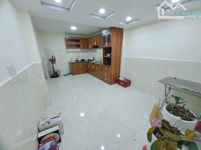 🏡 Sát mặt tiền khu Hoàng Văn Thụ - Nhà 2 tầng (2PN+3WC) - 60m2 (4.2x16). - 3