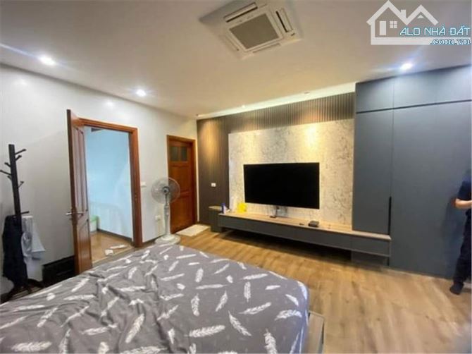 Bán nhà 106m², 4 tầng, 4PN, 5WC, Lạc Long Quân, Tây Hồ - 26.8 tỷ - 3