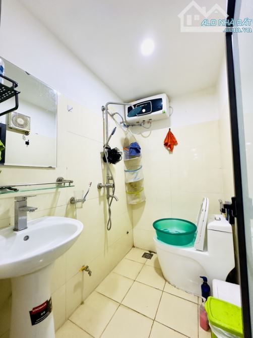 Nhà tập thể tầng 2 phố Minh Khai, Hai Bà Trưng, Hà Nội, 70m2 2pn1wc giá nhỉnh 3 tỷ - 6