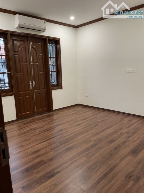 Khu Hoàng Cầu Nguyễn Lương Bằng 55m2x5T MT5m nhà sạch sẽ oto đỗ cửa 6 phòng 20tr/th