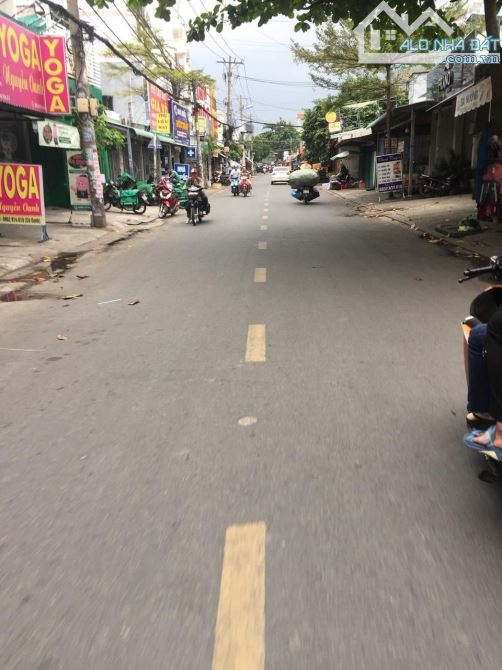 Nhà C4 hẻm xe hơi thông đường DHT06, 7x26.5m, giá 10.2 tỷ