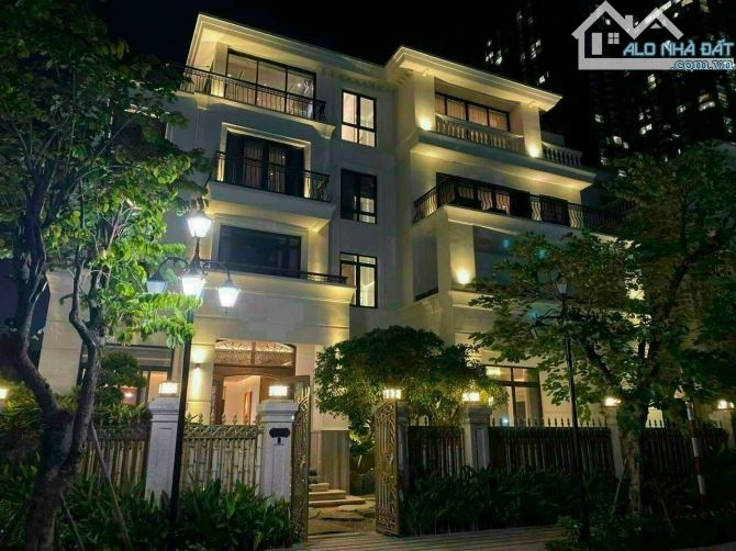 Bán biệt thự đẹp tại Nguyễn Trọng Tuyển ngang 8m. Giá cực tốt! 36 tỷ