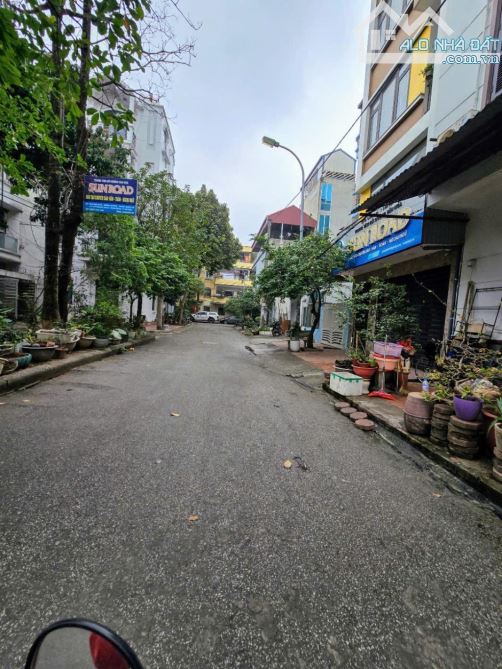 Phân lô Tứ Hiệp, sau  lưng tòa án nhân dân huyện Thanh Trì