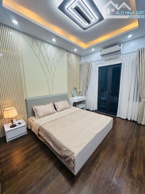 NHÀ ĐẸP Ở NGAY- NGÕ NÔNG THẲNG TẮP- AN NINH TUYỆT ĐỐI- LÔ GÓC ĐẮC ĐỊA- Ô TÔ ĐỖ CỬA. - 2