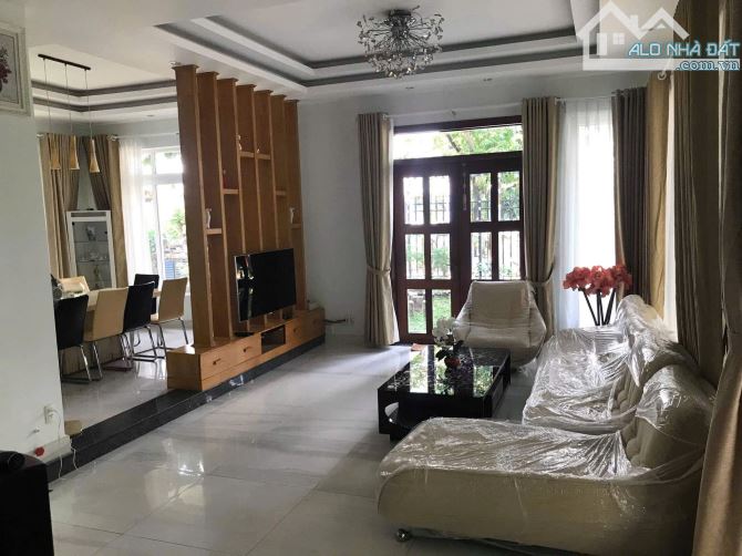 Bán Villa 3 tầng 600m2 52 tỷ full nội thất, sân vườn rộng. Đường Quốc Hương, Quận 2. - 1