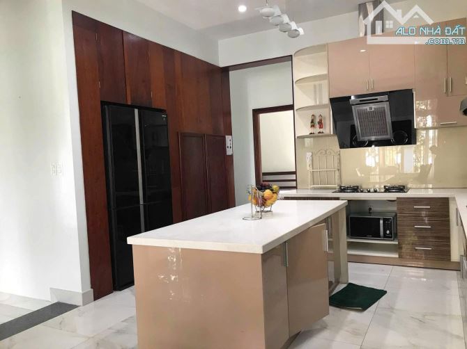 Bán Villa 3 tầng 600m2 52 tỷ full nội thất, sân vườn rộng. Đường Quốc Hương, Quận 2. - 2