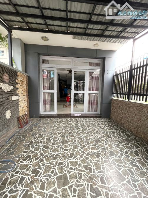 Bán Nhà phố 5m x17m.Góc 2 Mặt Tiền Đường Lê Thị Riêng vào 70m,phường thới an.Q12 - 7