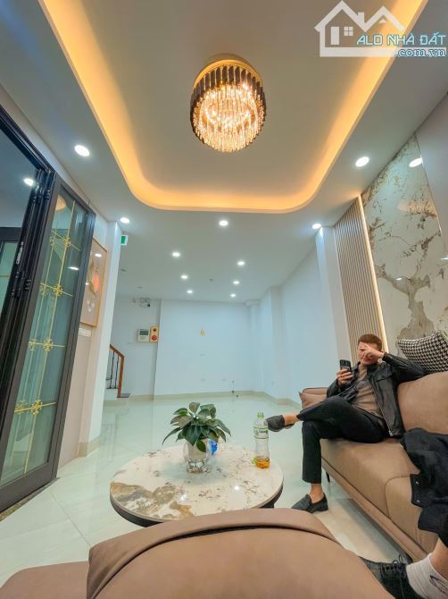 NHÀ ĐẸP, MỚI KHU VỰC HOÀNG CẦU TT ĐỐNG ĐA 6 TẦNG, THANG MÁY, GẦN PHỐ GẦN Ô TÔ, RA PHỐ 10M - 5