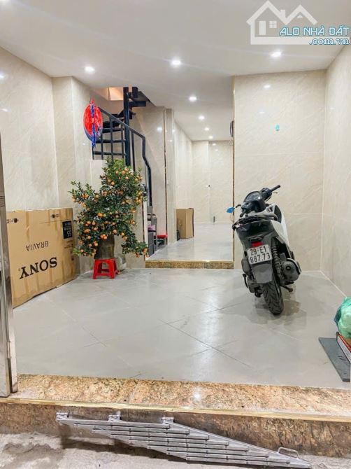 Dòng tiền 35tr/tháng- 6 tầng xây mới- thang máy- 8 phòng khép kín - full đồ- 30M ra đường
