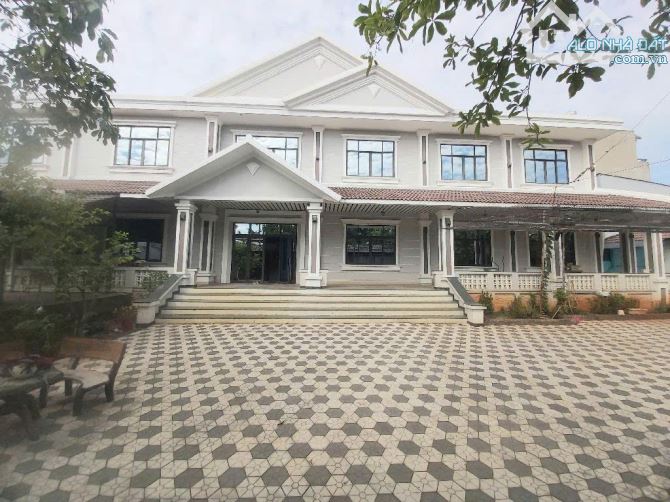 BIỆT THỰ SÂN VƯỜN Q9 – DT 1851m² – NGANG 30M – GẦN VINCOM & COOP MART