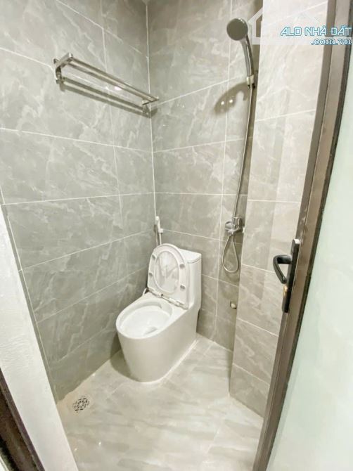 Dòng tiền 35tr/tháng- 6 tầng xây mới- thang máy- 8 phòng khép kín - full đồ- 30M ra đường - 10