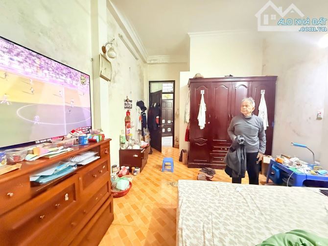 Bán Nhà Phố Kim Mã, thông La Thành, Ngọc Khánh, Ba Đình. DT: 43 M2. Giá : 15,2 Tỷ - 3