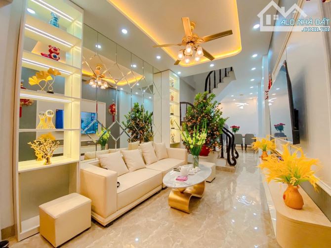 Bán nhà phố 8/3, Hai Bà Trưng 27m, 4 tầng. Giá: 6.28 tỷ