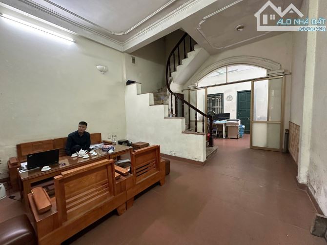 Phân lô Hoàng Ngọc Phách,Ô tô tránh,view sân chơi,2 thoáng, 61m 4tầng 4.8m mặt,Giá 19.9tỷ