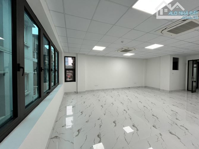 Siêu rẻ cho thuê VP 140m2 tại số 100 đường Nguyễn Xiển, toà nhà mới xây chỉ 25tr/tháng