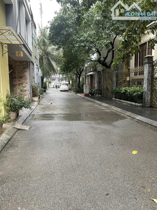 Bán gấp biệt thự khu Vườn Đào, quận Tây Hồ, DT 100m2 mặt tiền 8m giá chỉ hơn 37 tỷ